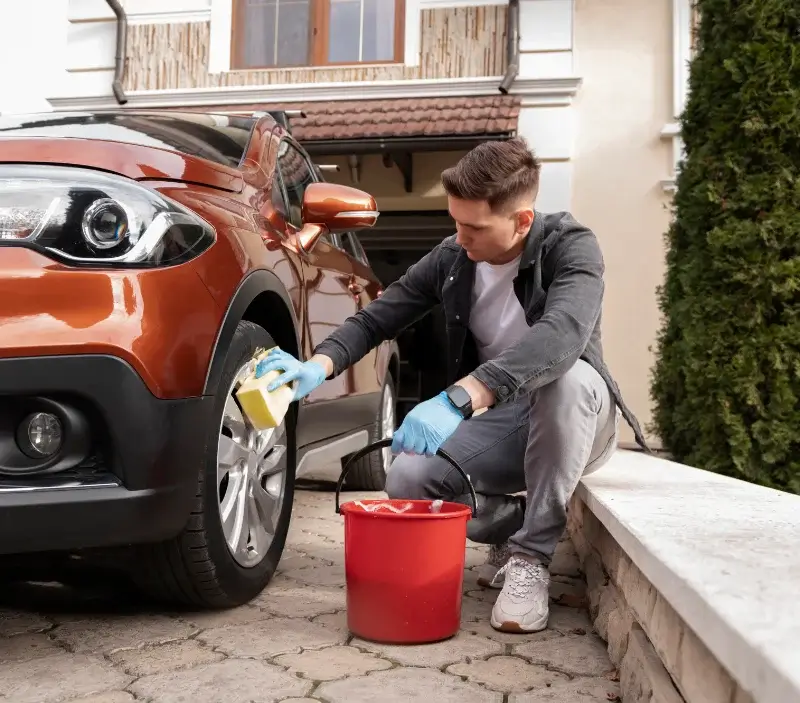 Lavage auto à domicile La Vallée : professionnel intervenant sur un véhicule